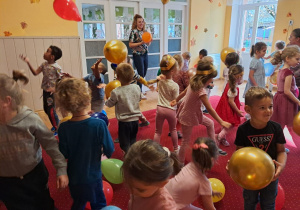 Dzieci tańczą z balonami.