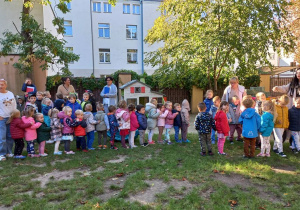 Wszystkie grupy ustawione w rzędach przy swoich Paniach.