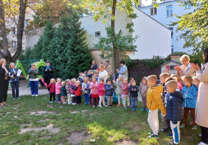 Wszystkie grupy ustawione w rzędach przy swoich Paniach.