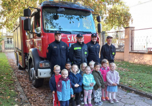 Zdjęcie grupowe Smyków ze strażakami.