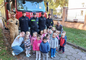 Zdjęcie grupowe Tuptusiów ze strażakami.
