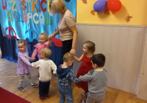 Dzieci tańczą z Panią Dyrektor.