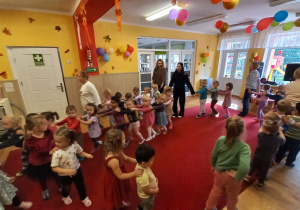 Dzieci ustawione w pociąg.