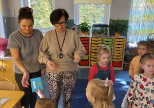 Tuptusie wręczają zaproszenie Pani Basi i Pani Sylwii.