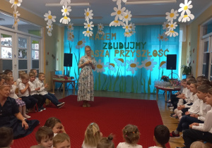 Pani Agnieszka przemawia do dzieci.
