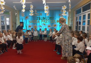 Tuptusie prezentują swoją piosenkę.