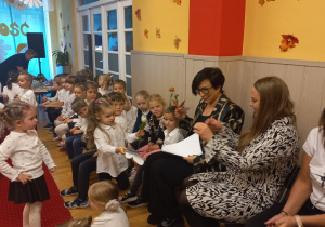 Tuptusie wręczają prezent Pani Basi i Pani Karolinie.