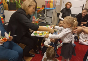Dziewczynka wręcza prezent Pani Dyrektor.