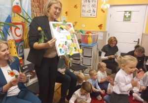Pani Dyrektor pokazuje otrzymany prezent.