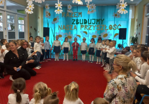 Smyki przedstawiają swój wiersz.