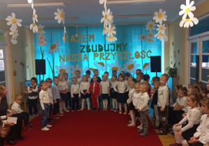 Smyki i Żaki śpiewają piosenkę.