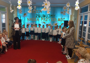 Juniorzy prezentują swój wiersz i piosenkę.