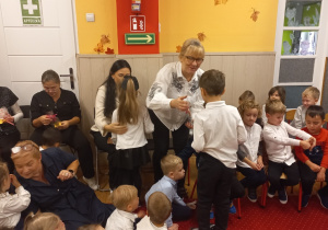 Juniorzy wręczają prezenty Pani Dominice i Pani Krysi.