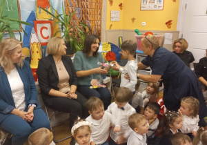 Chłopiec wręcza prezent Pani Wice Dyrektor.