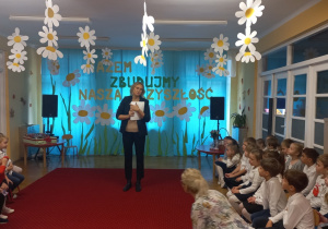 Pani Dyrektor przemawia do dzieci.