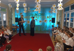 Pani Dyrektor wręcza dyplom Pani Basi.