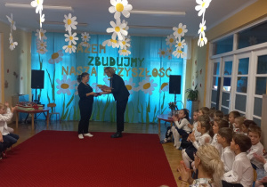 Pani Dyrektor wręcza dyplom Pani Ilonie.