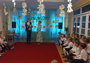 Pani Dyrektor wręcza dyplom Pani Agnieszce.