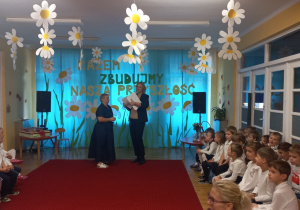 Pani Dyrektor wręcza dyplom Pani Beacie.