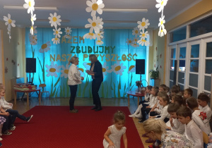 Pani Dyrektor wręcza dyplom Pani Krysi.