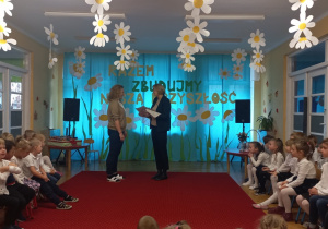 Pani Dyrektor wręcza dyplom Pani Kasi.