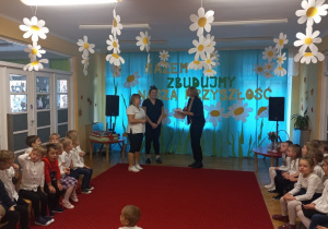 Pani Dyrektor wręcza dyplom Pani Asi i Pani Ewie.