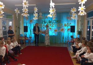Pani Agnieszka wręcza prezent Pani Dyrektor.
