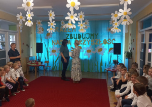 Pani Agnieszka wręcza prezent Pani Wice Dyrektor.