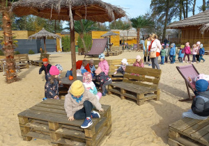 Dzieci siedzą na Dobroniankowej plaży.