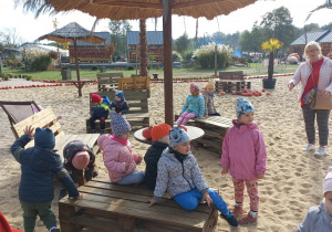 Dzieci siedzą na Dobroniankowej plaży.