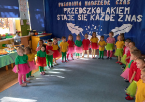 Tuptusie w kolorowych strojach.