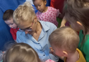 Pani Agnieszka rozdaje upominki.