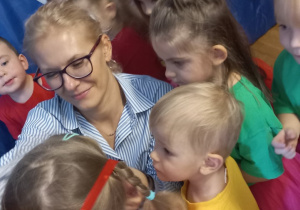 Pani Agnieszka zakłada dziewczynce medal.