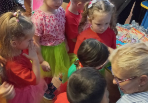 Pani Agnieszka rozdaje upominki.