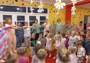 Dzieci naśladują ruchy Pań.