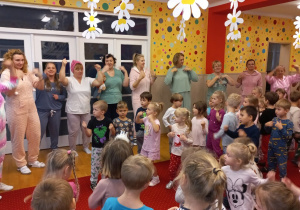 Dzieci naśladują ruchy Pań.