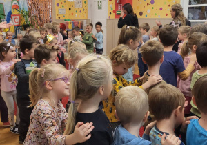 Dzieci ustawione w pociąg.