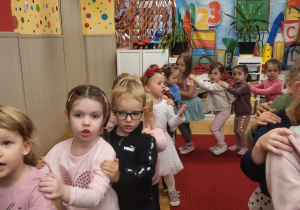 Dzieci ustawione w pociąg.