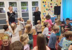 Dzieci tańczą.