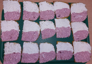 Kanapki w kolorach flagi Polski.