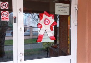 Kotylion na drzwiach przedszkolnych.