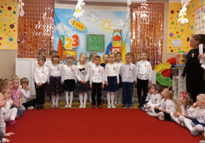 Juniorzy występują z okazji Święta Niepodległości.