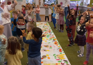 Dzieci naśladują ruchy Pań.