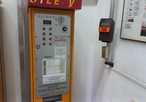 Automat do sprzedaży biletów.