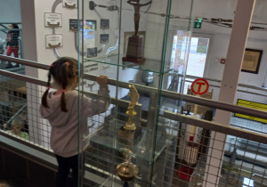 Dziewczynka w muzeum.