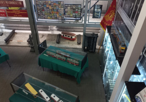 Stare modele tramwajów i autobusów.
