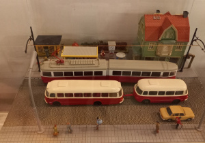 Stary model tramwaju i autobusu.