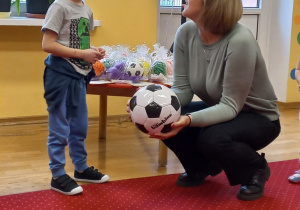 Chłopiec odbiera nagrodę od Pani Dyrektor.