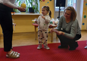 Dziewczynka odbiera nagrodę od Pani Dyrektor.