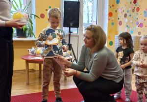 Chłopiec odbiera nagrodę od Pani Dyrektor.